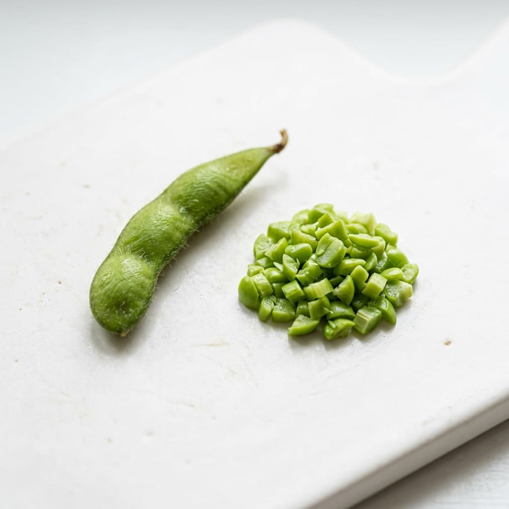 Foto asli edamame utuh dan potongan dadu kecil untuk MPASI